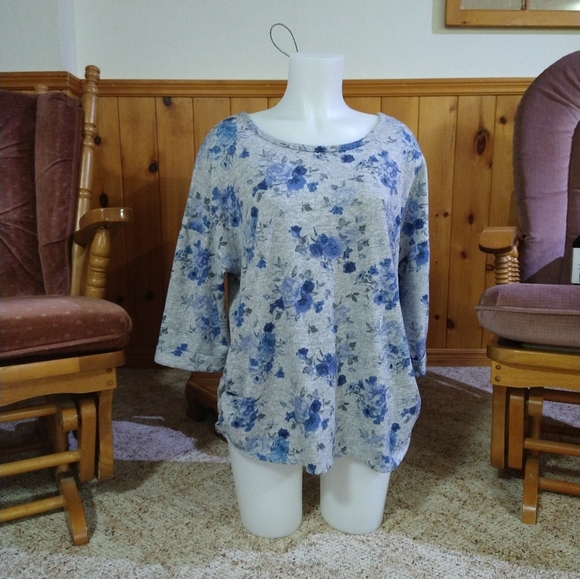Size 1X plus floral scrunch side short sleeve top - Picture 2 of 14